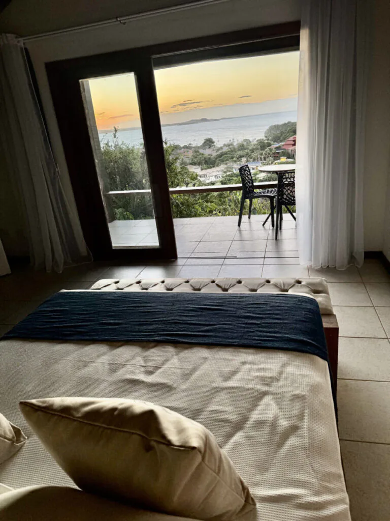 quarto e varanda vista amr